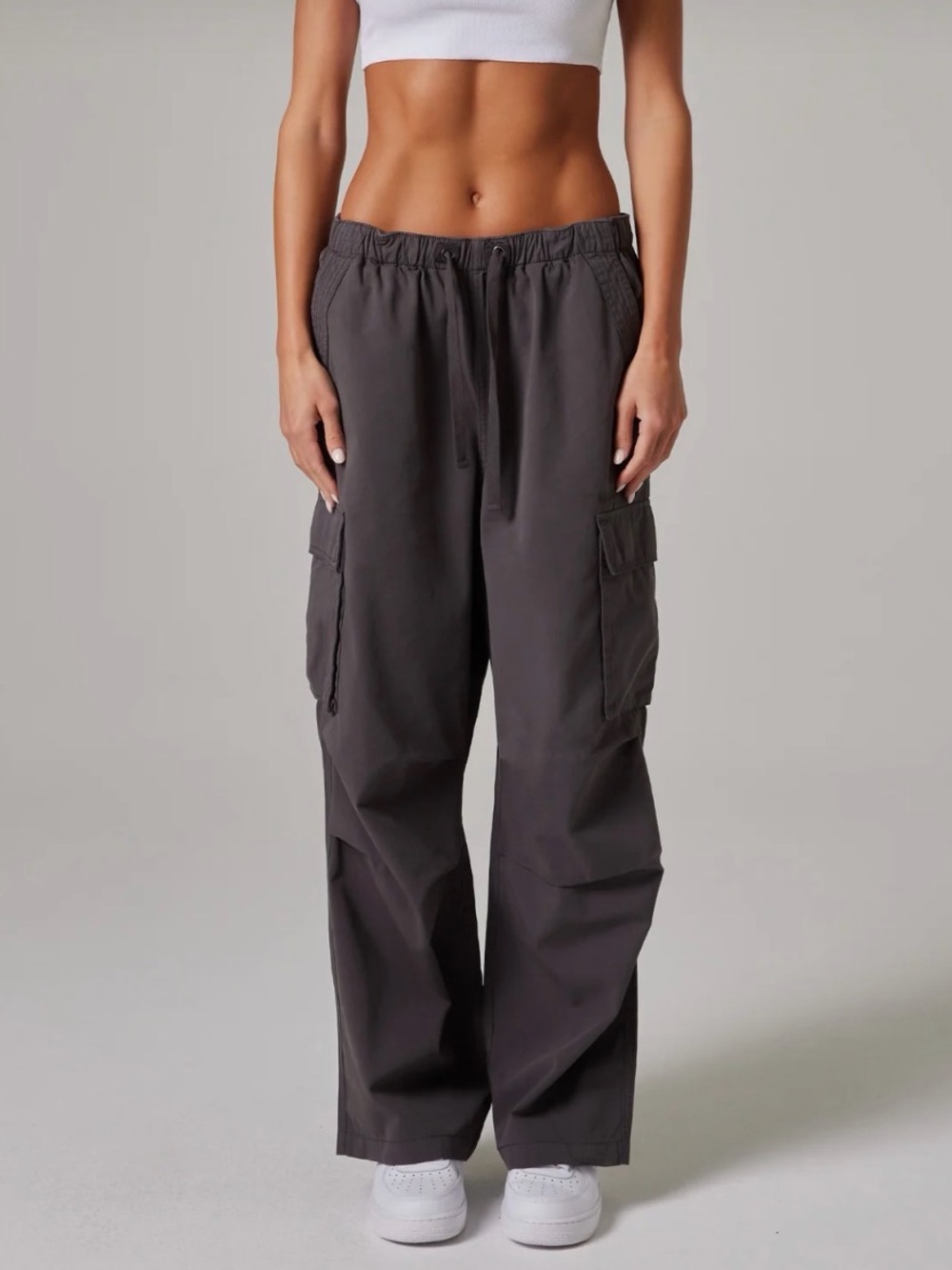 TALENTLESS Wide-Leg Cargo Pants in Charcoal